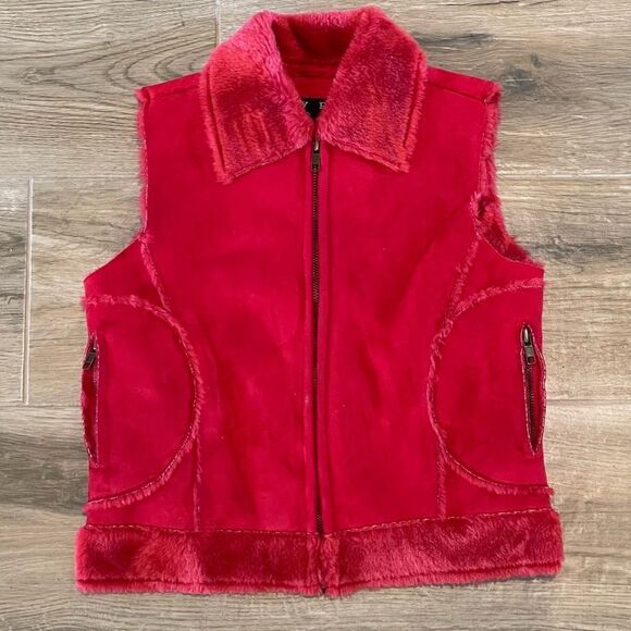 HYPE Girls S Red Faux Suede/Sherpa Zip front vest with zip pockets - Picture 1 of 4